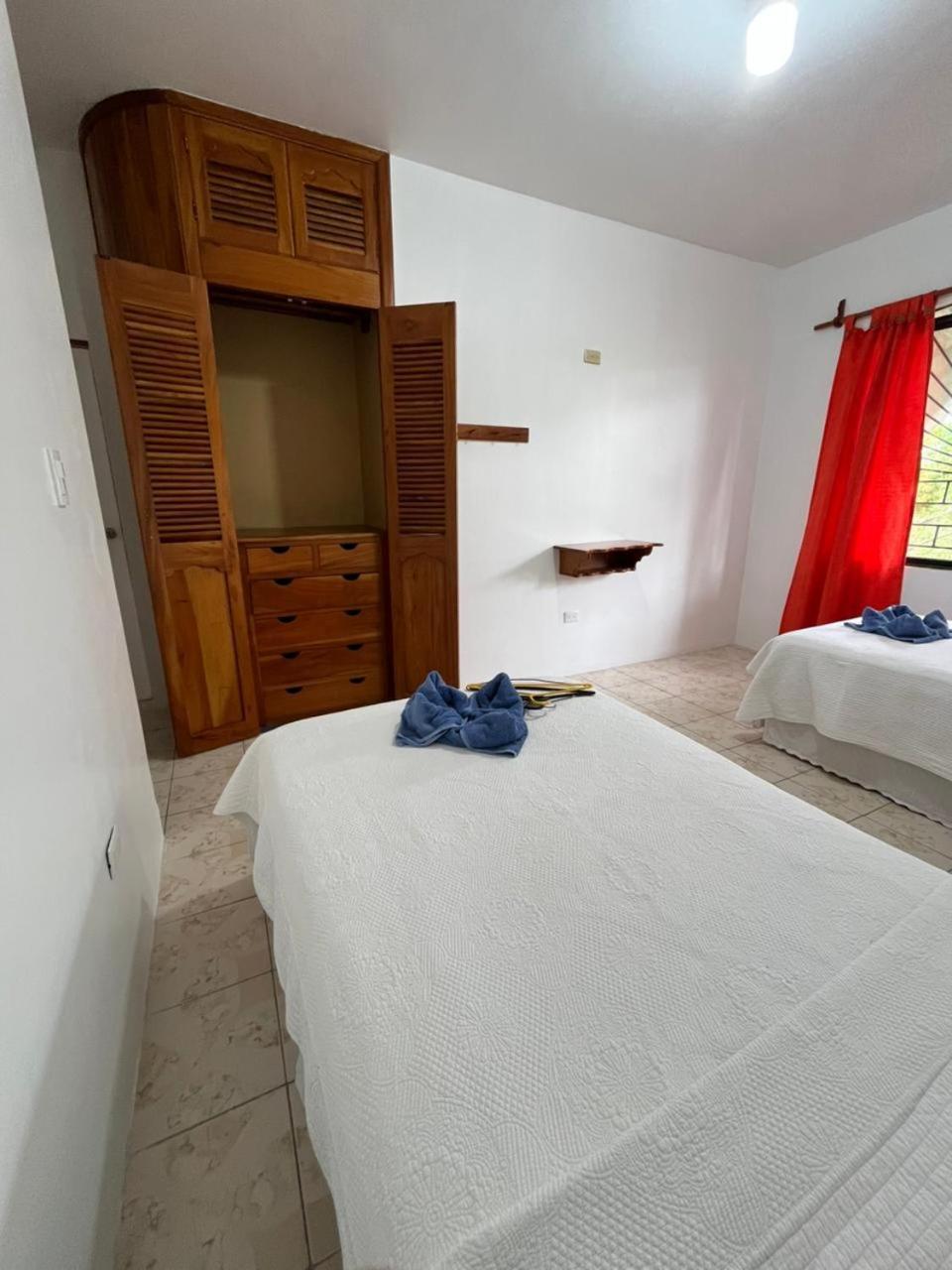 Hostal Neptuno - Poseidon Puerto Villamil Exterior photo